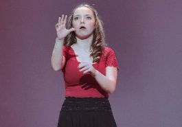  Eva Performing